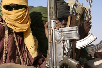 Rebellen der Sudan Liberation Army auf dem Weg von Saiyah nach Saganam in Nord-Darfur, 08.05.2005